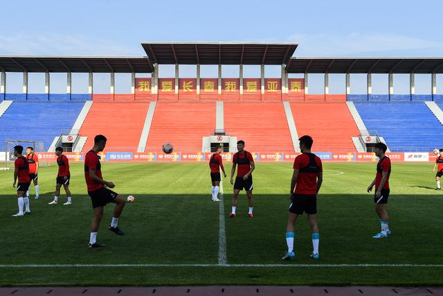 米德尔顿接受左右脚踝手术 季后赛带伤出战